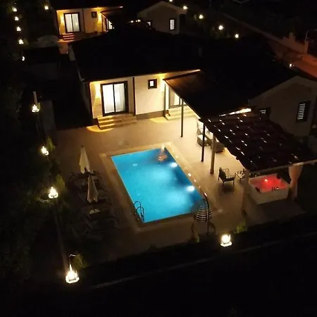 Luxury With Private Pool And Jacuzzi أورتاجا